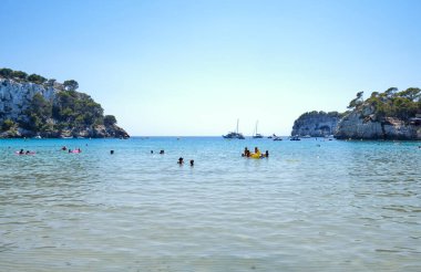 Cala Galdana plajı, Menorca adası, İspanya, yaz