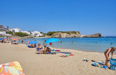 Menorca, İspanya: Menorca, İspanya 'daki Arenal d' es Castell plajı manzarası