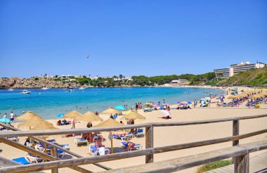 Menorca, İspanya: Menorca, İspanya 'daki Arenal d' es Castell plajı manzarası