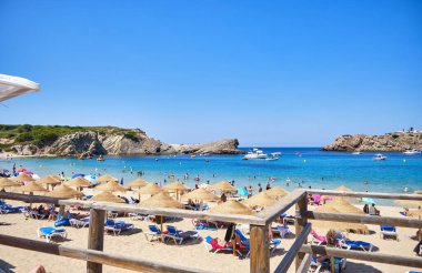 Menorca, İspanya: Menorca, İspanya 'daki Arenal d' es Castell plajı manzarası