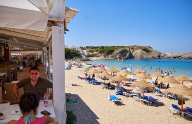 Menorca, İspanya: Menorca, İspanya 'daki Arenal d' es Castell plajı manzarası