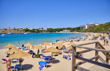 Menorca, İspanya: Menorca, İspanya 'daki Arenal d' es Castell plajı manzarası