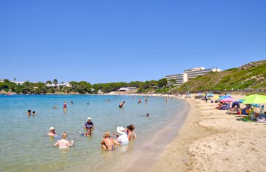 Menorca, İspanya: Menorca, İspanya 'daki Arenal d' es Castell plajı manzarası