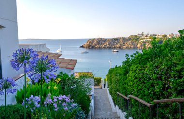 Menorca, İspanya: Menorca, İspanya 'daki Arenal d' es Castell plajı manzarası