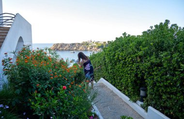 Menorca, İspanya: Menorca, İspanya 'daki Arenal d' es Castell plajı manzarası