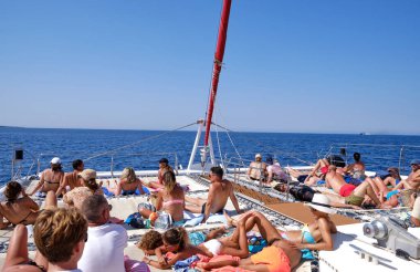 Menorca, İspanya: Yelkenli teknesi olan güzel körfez, katamaran, yaz