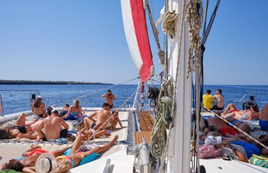 Menorca, İspanya: Yelkenli teknesi olan güzel körfez, katamaran, yaz