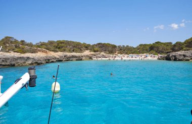 Menorca, İspanya: Yelkenli teknesi olan güzel körfez, katamaran, yaz