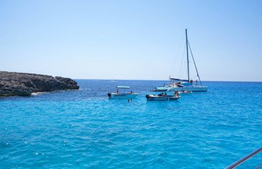 Menorca, İspanya: Yelkenli teknesi olan güzel körfez, katamaran, yaz