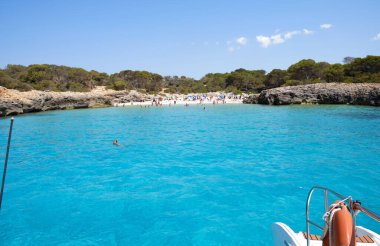 Menorca, İspanya: Yelkenli teknesi olan güzel körfez, katamaran, yaz