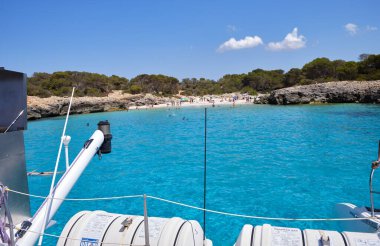Menorca, İspanya: Yelkenli teknesi olan güzel körfez, katamaran, yaz
