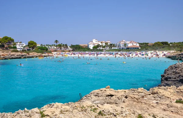 Menorca, İspanya: Yelkenli teknesi olan güzel körfez, katamaran, yaz