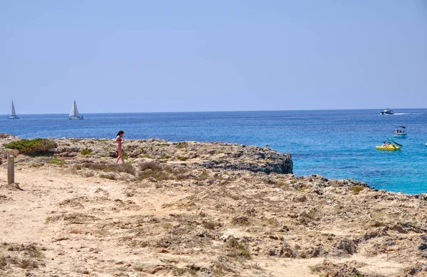 Menorca Espanha Baía Bonita Com Catamarã Barco Vela Verão — Fotografia de Stock