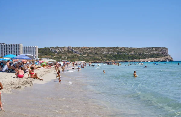 Menorca, İspanya: Soğuk güneşli bir günde Son Bou plajında öğleden sonra, Menorca, İspanya