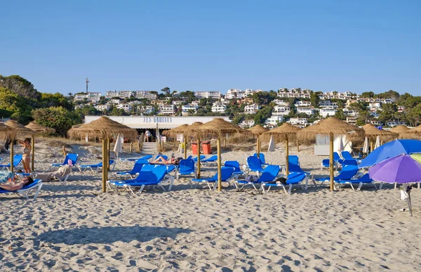 Menorca, İspanya: Soğuk güneşli bir günde Son Bou plajında öğleden sonra, Menorca, İspanya
