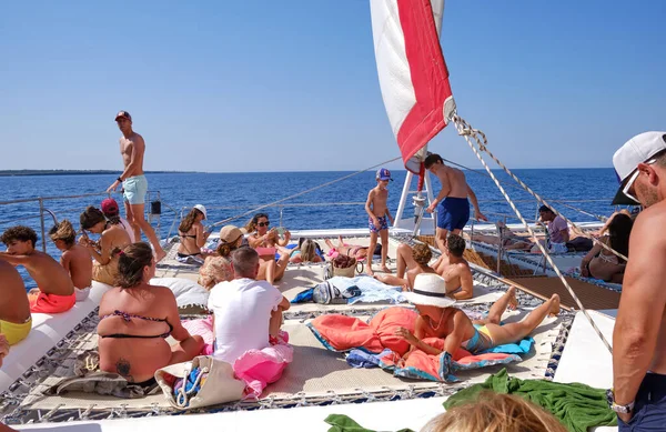 Menorca, İspanya: Yelkenli teknesi olan güzel körfez, katamaran, yaz