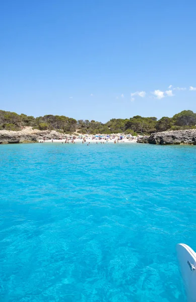 Menorca, İspanya: Yelkenli teknesi olan güzel körfez, katamaran, yaz