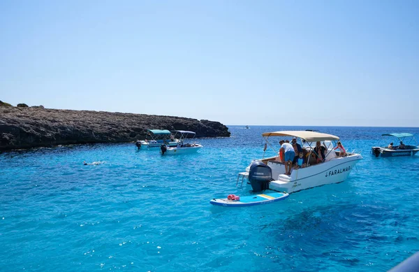 Minorca Spagna Bella Baia Con Catamarano Barca Vela Estate — Foto Stock