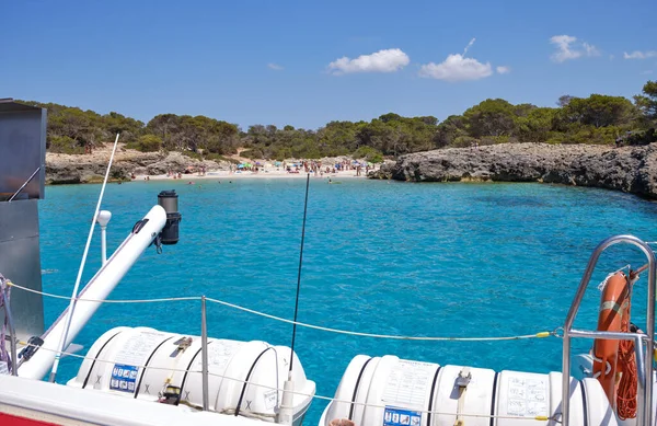 Minorca Spagna Bella Baia Con Catamarano Barca Vela Estate — Foto Stock