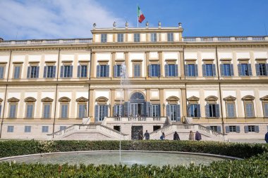 Monza: Villa Reale (Royal Villa) İtalya 'nın Monza kentinde bulunan tarihi bir binadır.