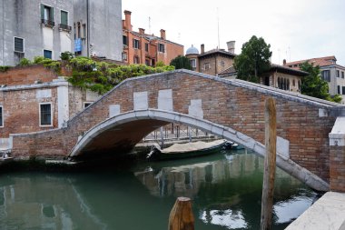 Venedik: Venedik 'te bir kanaldaki teknelerin görüntüsüyle manzara