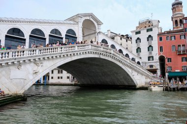 Rialto Köprüsü (Ponte di Rialto) Venedik 'teki Büyük Kanal boyunca uzanan dört köprüden en eskisidir..