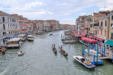 Rialto Köprüsü (Ponte di Rialto) Venedik 'teki Büyük Kanal boyunca uzanan dört köprüden en eskisidir..