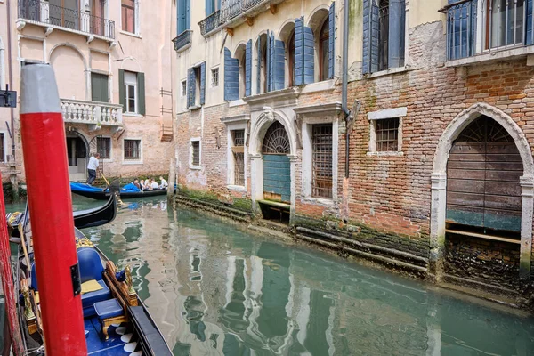 Venetië Landschap Met Het Beeld Van Boten Een Kanaal Venetië — Stockfoto
