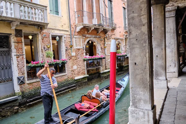 Venetië Landschap Met Het Beeld Van Boten Een Kanaal Venetië — Stockfoto