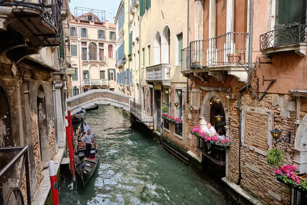 Venedik Venedik Bir Kanaldaki Teknelerin Görüntüsüyle Manzara — Stok fotoğraf