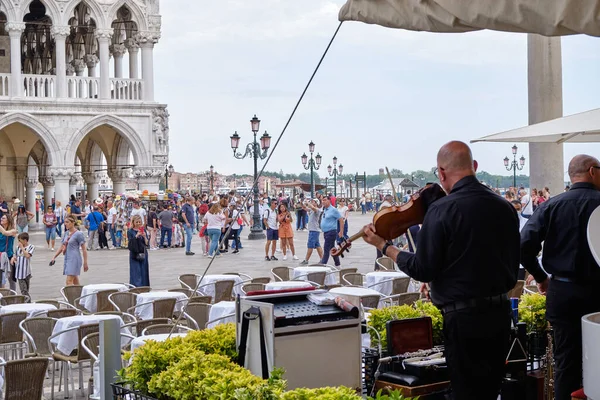 Venedik: San Marco Bazilikası ve San Marco Meydanı 'ndaki Clocktower.