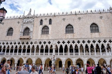 Venedik: San Marco Bazilikası ve San Marco Meydanı 'ndaki Clocktower.