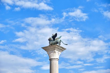 Venedik: San Marco Bazilikası ve San Marco Meydanı 'ndaki Clocktower.