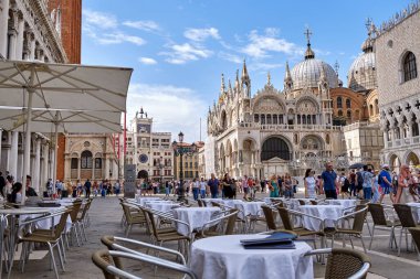 Venedik: San Marco Bazilikası ve San Marco Meydanı 'ndaki Clocktower.