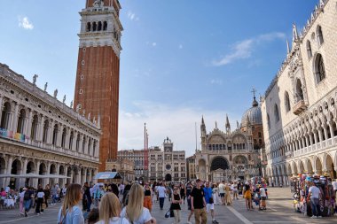 Venedik: San Marco Bazilikası ve San Marco Meydanı 'ndaki Clocktower.