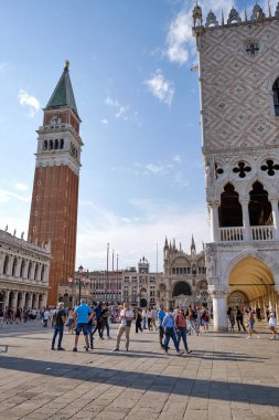 Venedik: San Marco Bazilikası ve San Marco Meydanı 'ndaki Clocktower.