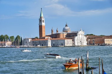 Venedik: San Marco Bazilikası ve San Marco Meydanı 'ndaki Clocktower.