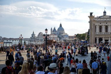 Venedik: San Marco Bazilikası ve San Marco Meydanı 'ndaki Clocktower.