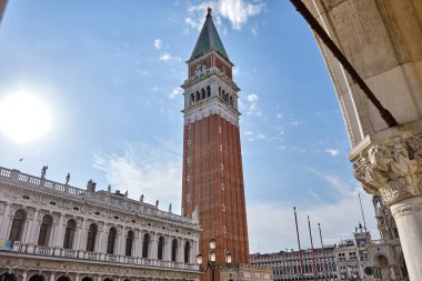 Venedik: San Marco Bazilikası ve San Marco Meydanı 'ndaki Clocktower.