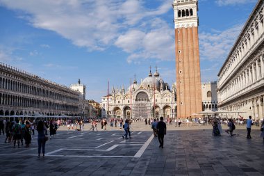 Venedik: San Marco Bazilikası ve San Marco Meydanı 'ndaki Clocktower.