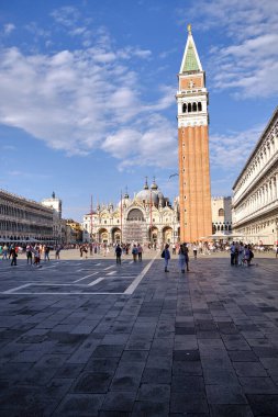 Venedik: San Marco Bazilikası ve San Marco Meydanı 'ndaki Clocktower.