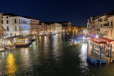 Venedik: Venedik 'teki Rialto Köprüsü' nün (Ponte Rialto) gece manzarası
