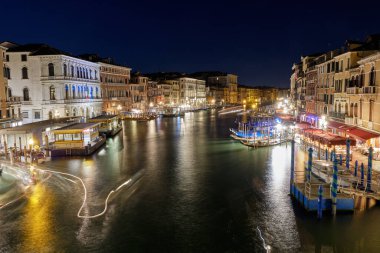 Venedik: Venedik 'teki Rialto Köprüsü' nün (Ponte Rialto) gece manzarası