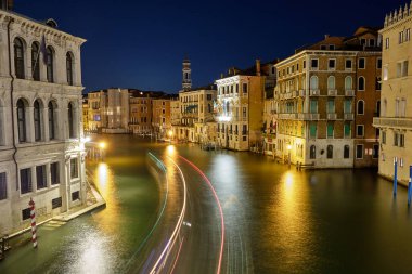 Venedik: Venedik 'teki Rialto Köprüsü' nün (Ponte Rialto) gece manzarası