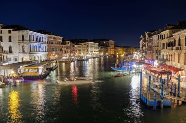 Venedik: Venedik 'teki Rialto Köprüsü' nün (Ponte Rialto) gece manzarası