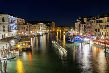 Venedik: Venedik 'teki Rialto Köprüsü' nün (Ponte Rialto) gece manzarası