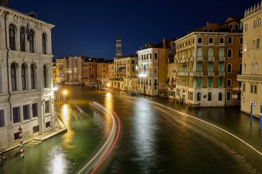 Venedik: Venedik 'teki Rialto Köprüsü' nün (Ponte Rialto) gece manzarası