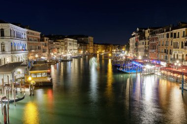 Venedik: Venedik 'teki Rialto Köprüsü' nün (Ponte Rialto) gece manzarası