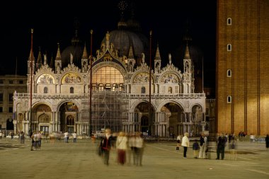 Venedik, İtalya: Venedik, İtalya 'daki Piazza San Marco' da geceleri çan kulesi ve tarihi binalar.