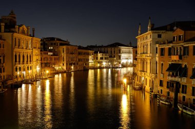 Venedik, İtalya: Ponte dell 'Accademia Köprüsü' nden gün batımında tekneli Venedik Büyük Kanalı ve Santa Maria della Selamlama Kilisesi.